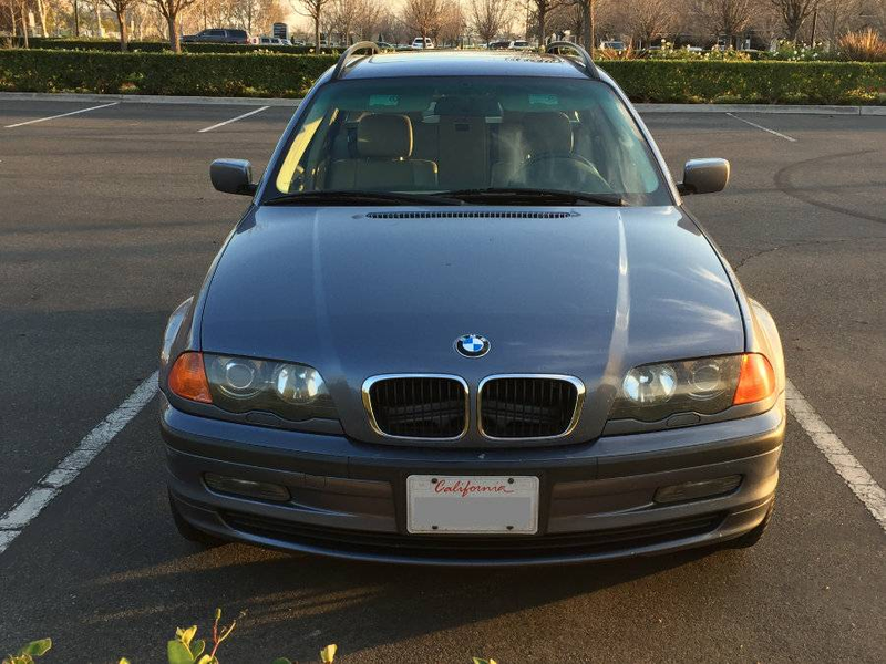 Illustration for article titled At $5,200, Could This 2001 BMW 325Xi Have Any Miles Left In It?